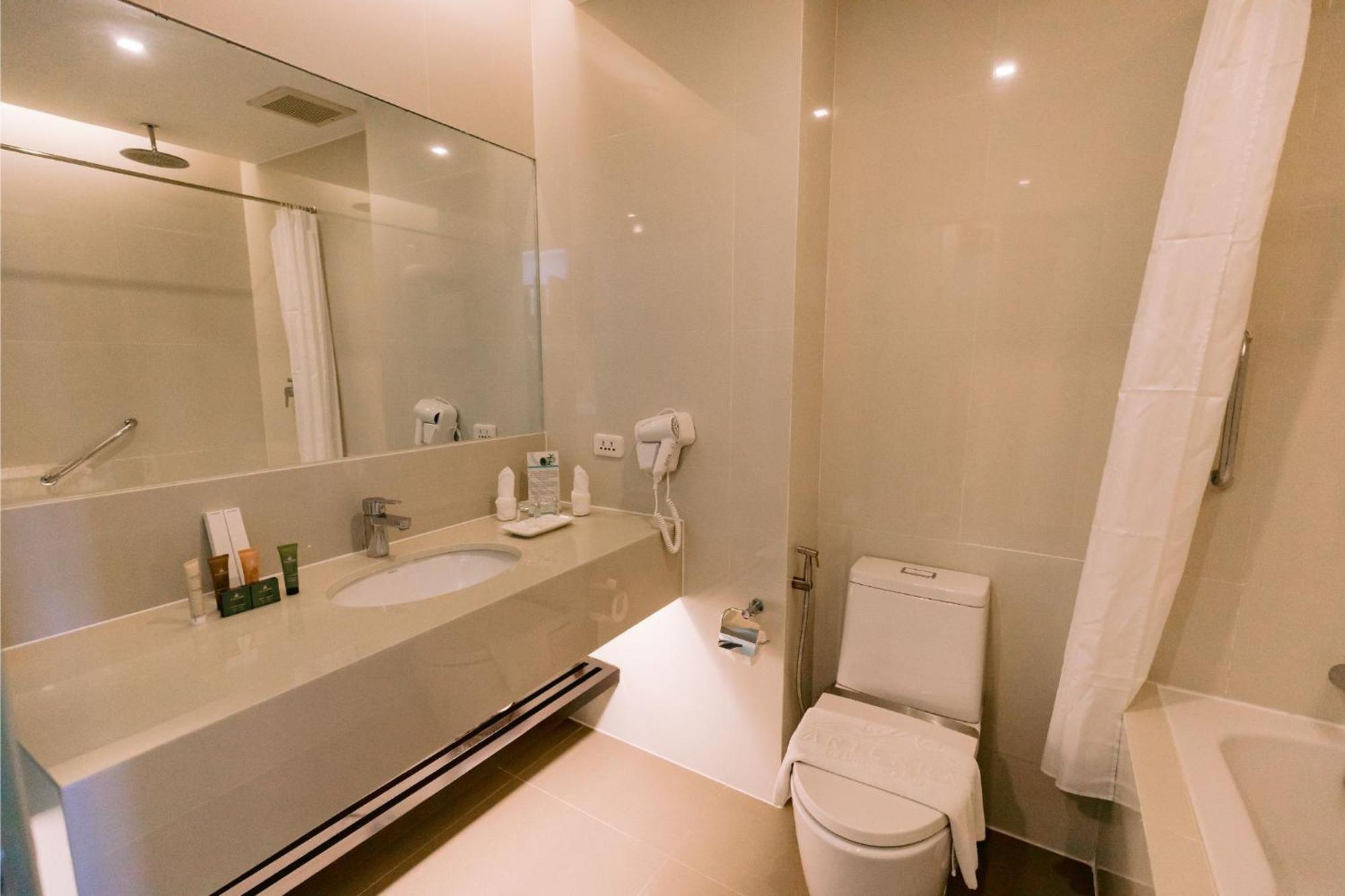 Arterra Seaview Resort มักตัน ภายนอก รูปภาพ