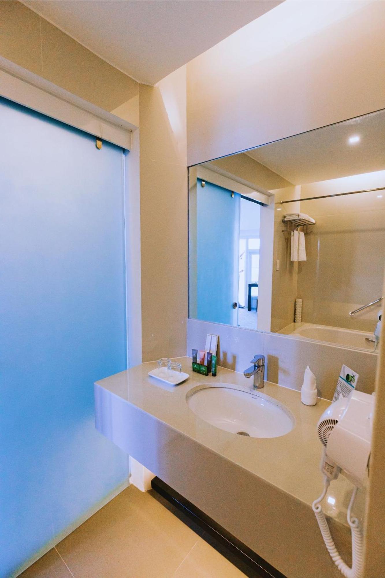 Arterra Seaview Resort มักตัน ภายนอก รูปภาพ