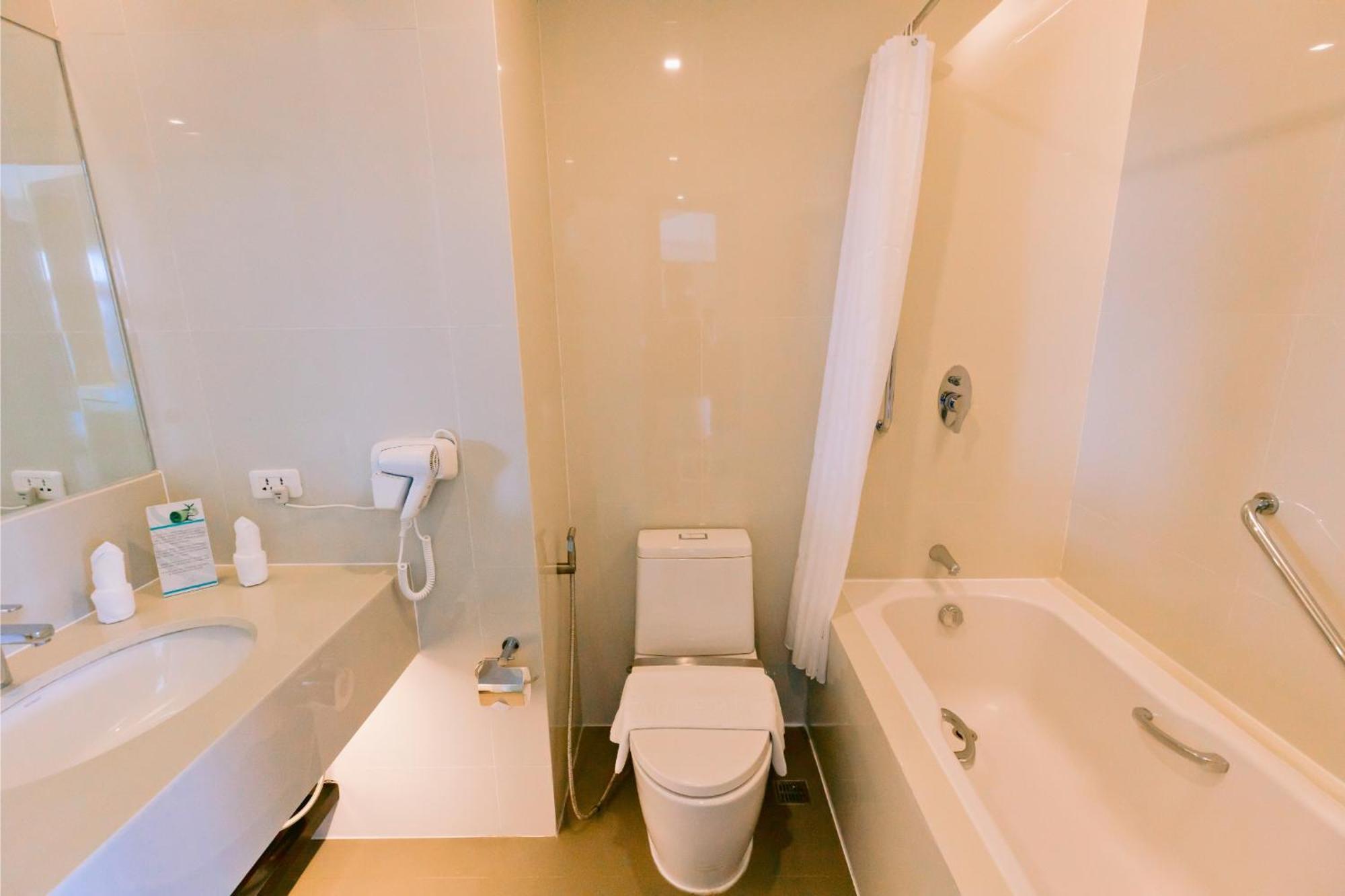 Arterra Seaview Resort มักตัน ภายนอก รูปภาพ
