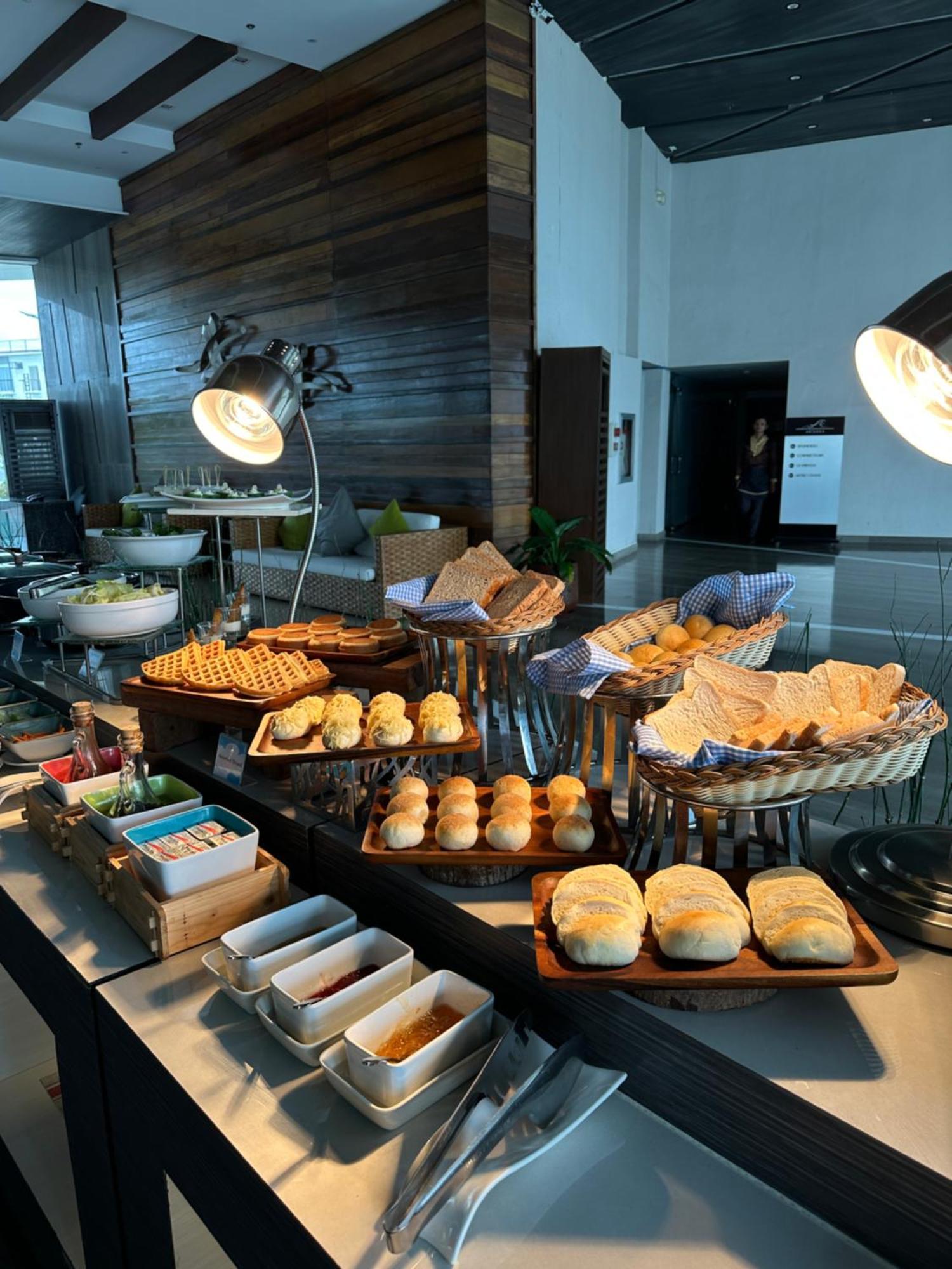 Arterra Seaview Resort มักตัน ภายนอก รูปภาพ